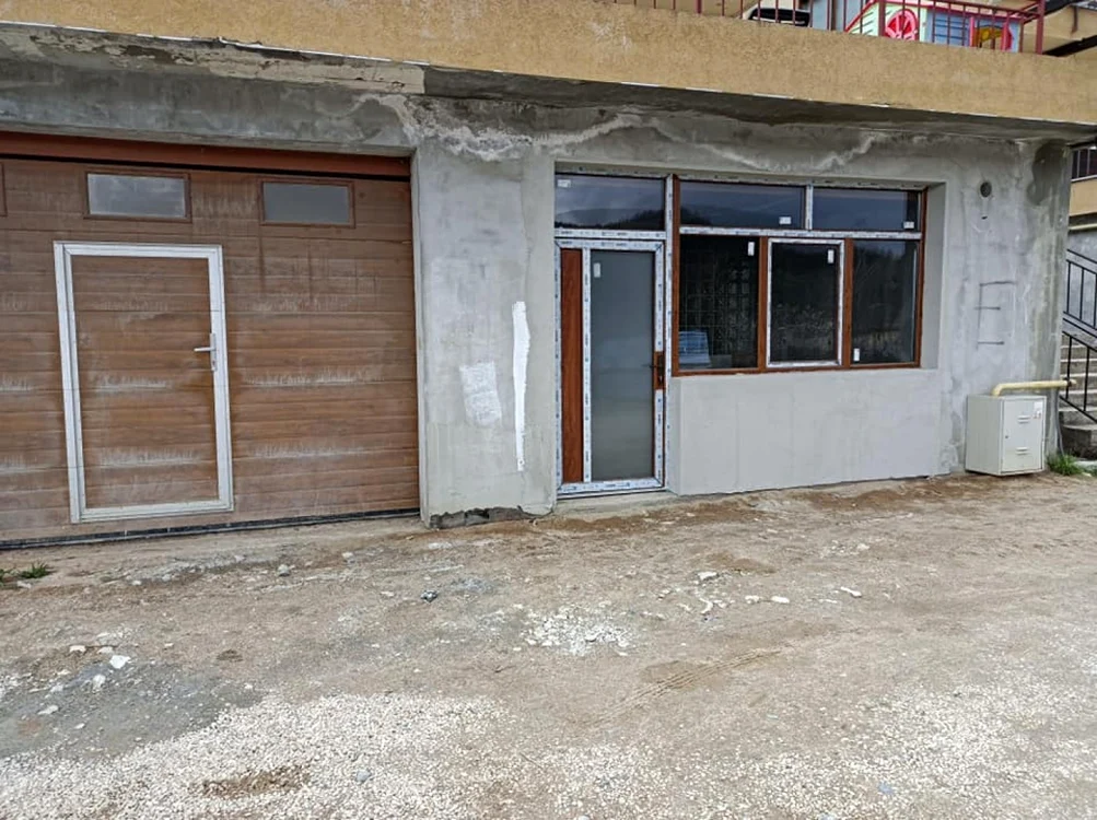 Garajul pare că este transformat într-o zonă de locuit. FOTO Marius Hodina