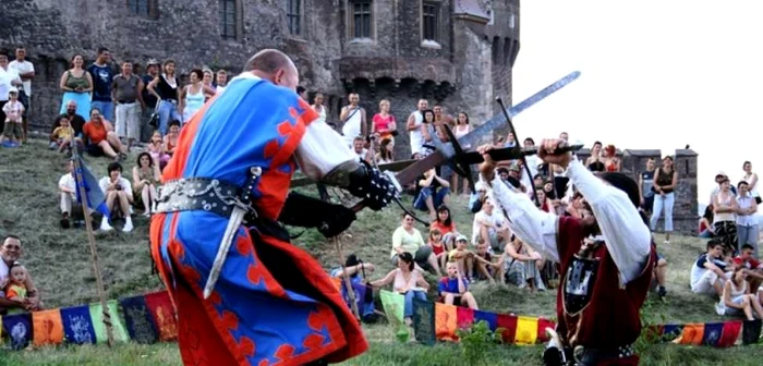 Clujenii pot vedea pe 30 martie, în parcul Iuliu Haţieganu din Cluj-Napoca lupte ca în Evul Mediu FOTO: ziare.com