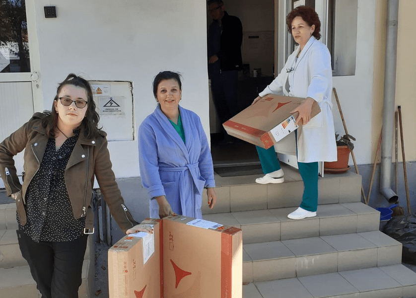 Gest impresionant al unei pictorițe de 17 ani din Motru. A donat șase televizoare spitalelor în care a fost internată