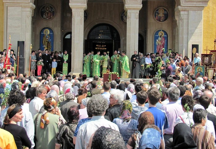 Mii de buzoieni au participat la slujba de Florii de la catedrala FOTO: Iulian Bunilă