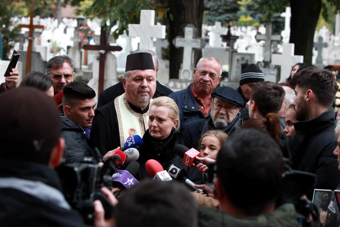 Solistul Aurel Moga a purtat crucea din lemn