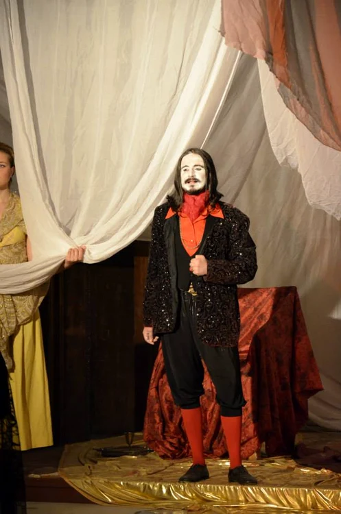 Şi pe scena teatrului, Iulian este în centrul atenţieiFOTO Facebook