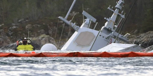 Imaginea Zilei / Fregata norvegiană KNM Helge Ingstad se scufundă în mare după ce s-a ciocnit cu nava tanc Sola TS lângă Bergen în vestul Norvegiei FOTO EPA – EFE / Marit Hommedal / 14 nov 2018