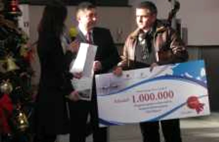 Vasile Goie, pasagerul cu numărul 1.000.000, a primit cadou din partea Tarom două bilete de avion.