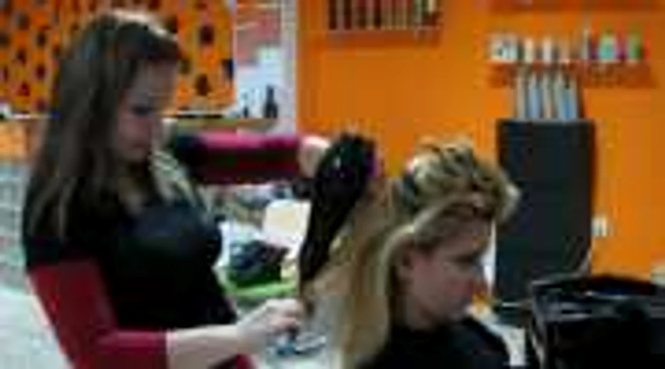  Andreea de la salonul  “Fitze” îşi face mâna pentru Sărbători pe o clientelă fidelă
