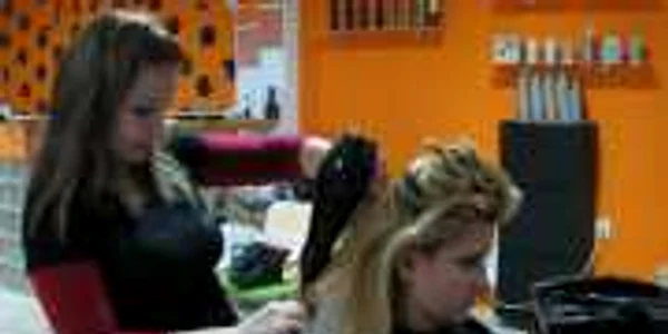  Andreea de la salonul  “Fitze” îşi face mâna pentru Sărbători pe o clientelă fidelă