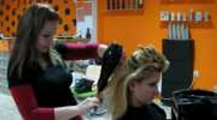 Andreea de la salonul “Fitze” îşi face mâna pentru Sărbători pe o clientelă fidelă