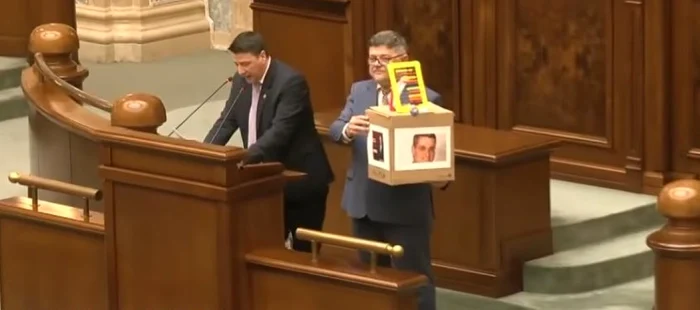 Suseze şi abac, la tribuna Senatului. FOTO: captură video Antena 3