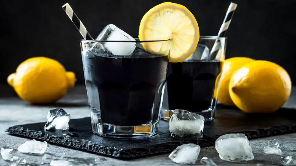 Limonada neagră, băutura răcoritoare a verii care ajută organismul să elimine toxinele și sprijină digestia