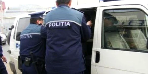 Tinerii au furat din locuinţa vecinei bunuri în valoare de 1.000 de lei