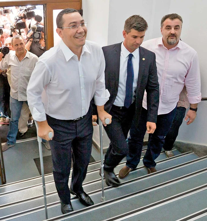 Premierul Victor Ponta s-a dus ieri în cârje la DNA Foto: AP