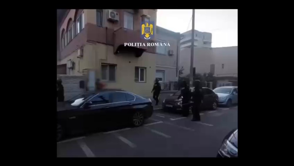 „Odihnește-te în pace”. Un angajat al Direcției de Salubritate a fost arestat, după ce i-a comandat șefului o cruce din flori