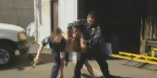 Doi poliţişti s-au luptat cu bărbatul gol