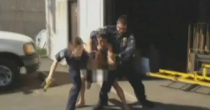 Doi poliţişti s-au luptat cu bărbatul gol