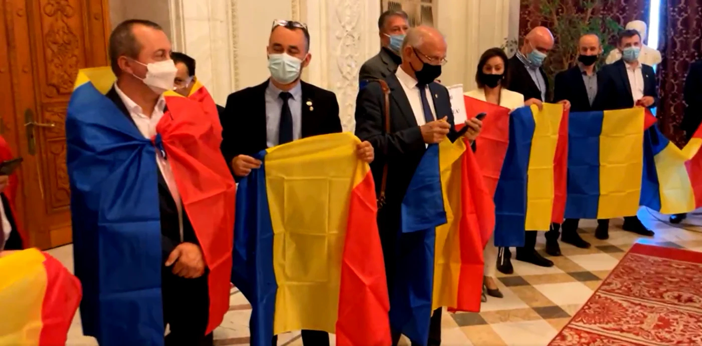 Parlamentarii AUR protestează în Parlament. FOTO: Captură