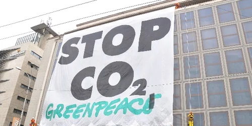 Protestatarii au afişat pe faţada clădirii un banner cu mesajul STOP CO2