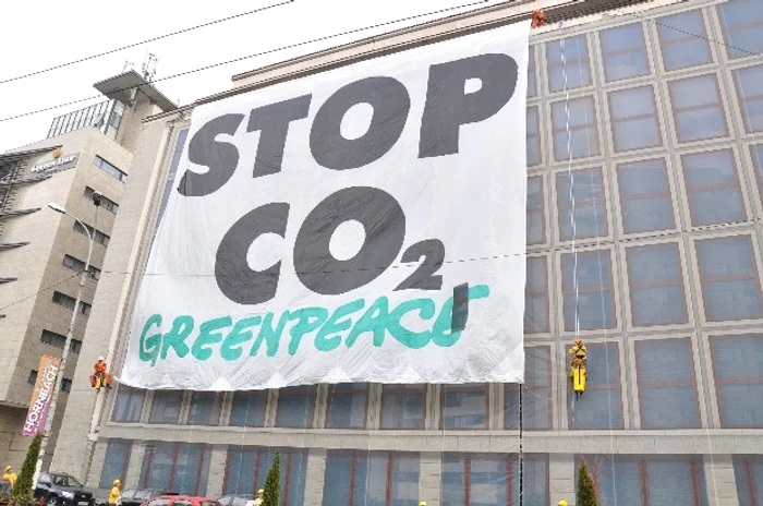Protestatarii au afişat pe faţada clădirii un banner cu mesajul STOP CO2