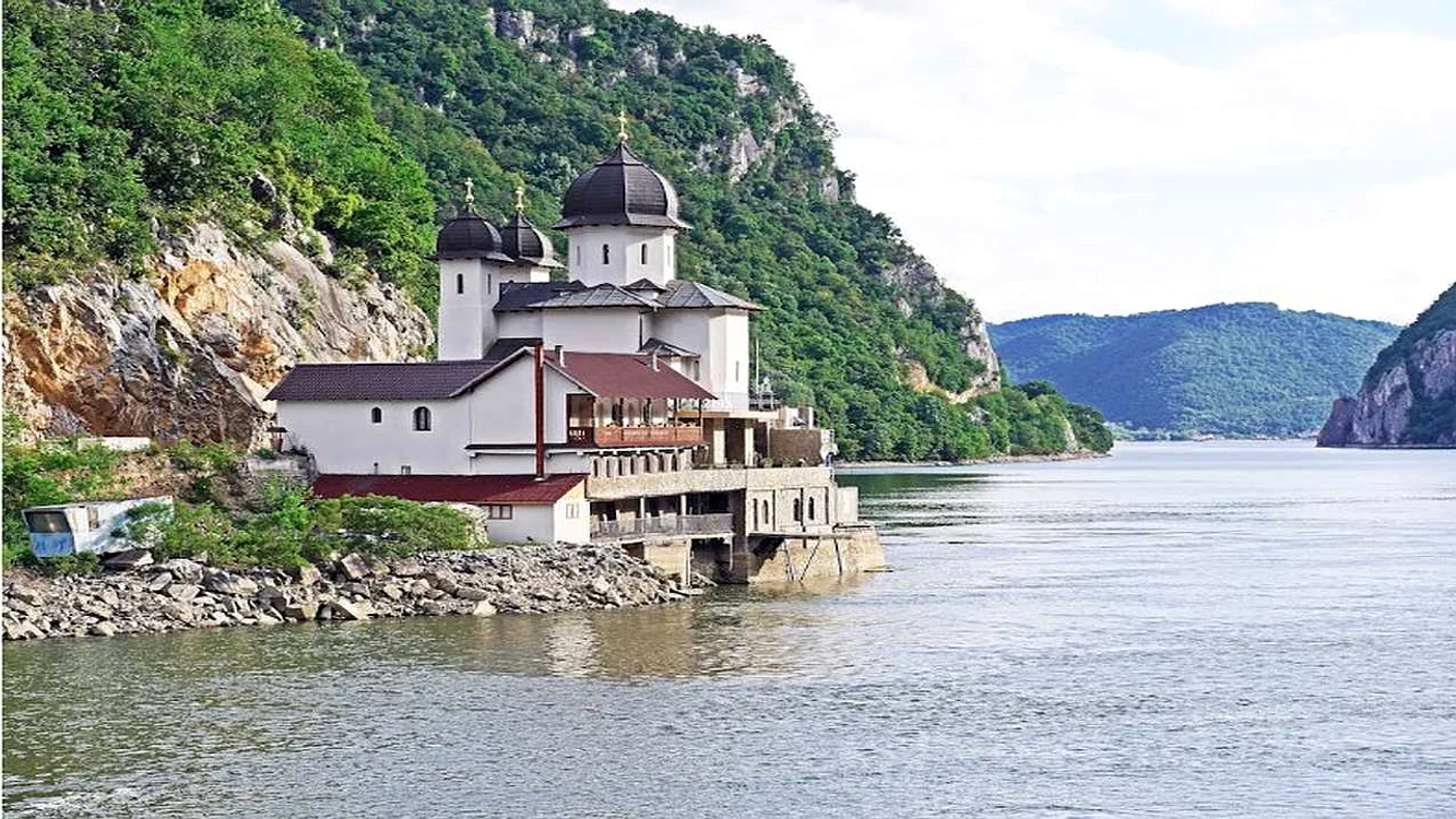 08 cele mai frumoase lacasuri de cult din romania pe care trebuie sa le vezi jpg