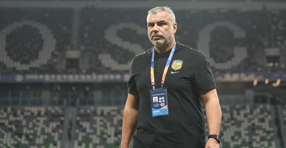 După episodul Middlesbrough, Olăroiu a fost lovit de o altă nenorocire fotbalistică. Emiratele Arabe Unite au încasat gol în prelungiri