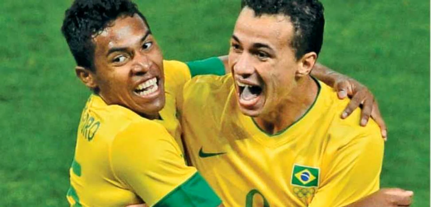 Leandro Damiao (dreapta)  este noul om de gol al Braziliei