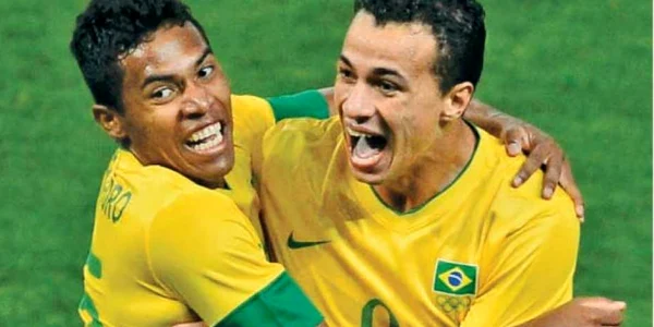 Leandro Damiao (dreapta)  este noul om de gol al Braziliei