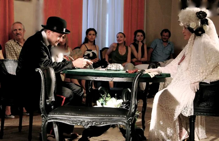 Scenă din spectacolul "Identiţăţi"