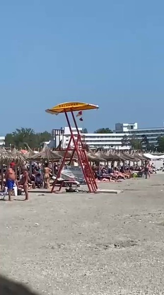 Turist încătușat pe plaja din Venus, după ce a ignorat steagul roșu și a refuzat să iasă din apă. Sancțiunea primită de bucureșteanul recalcitrant