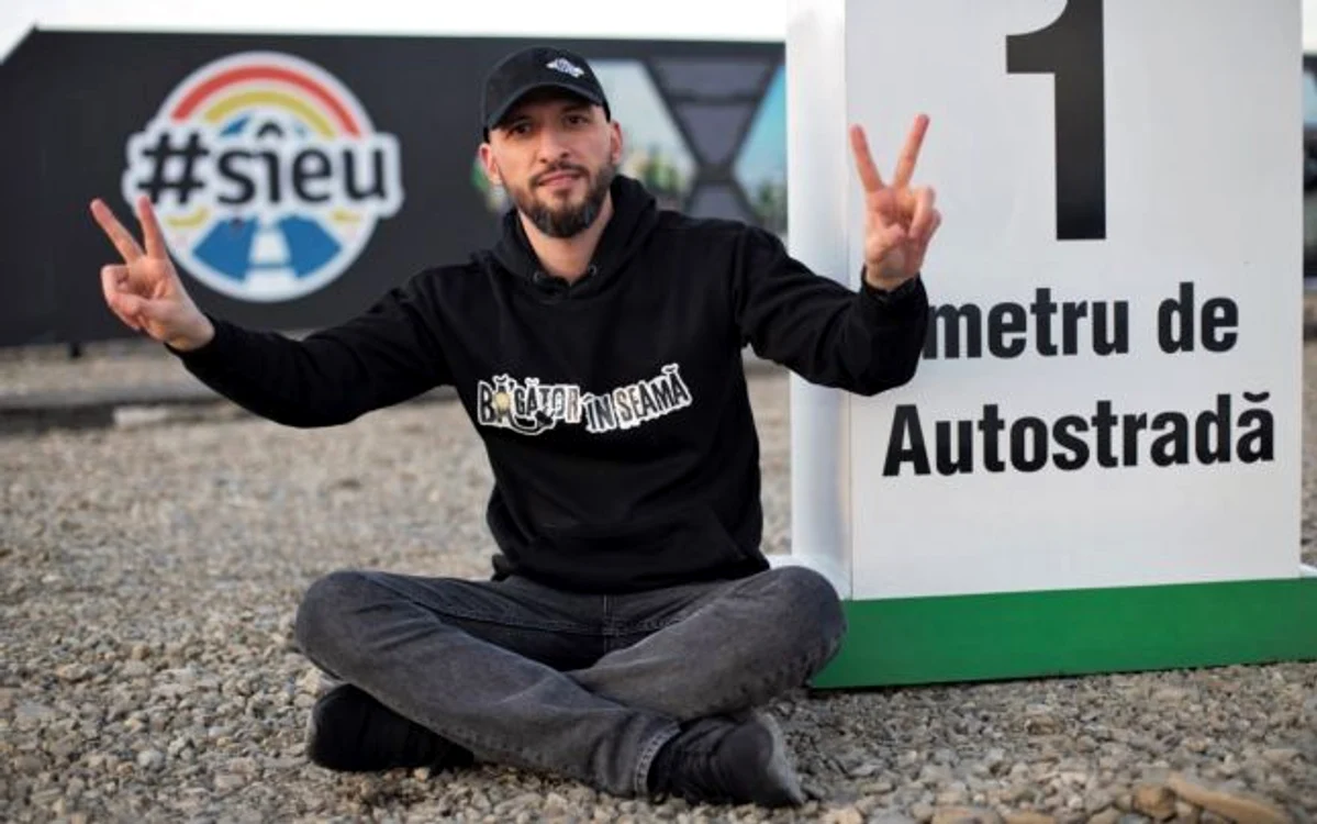 Omul de afaceri, lângă autostrada - simbol pe care a scos-o la vânzareFoto: adevarul.ro