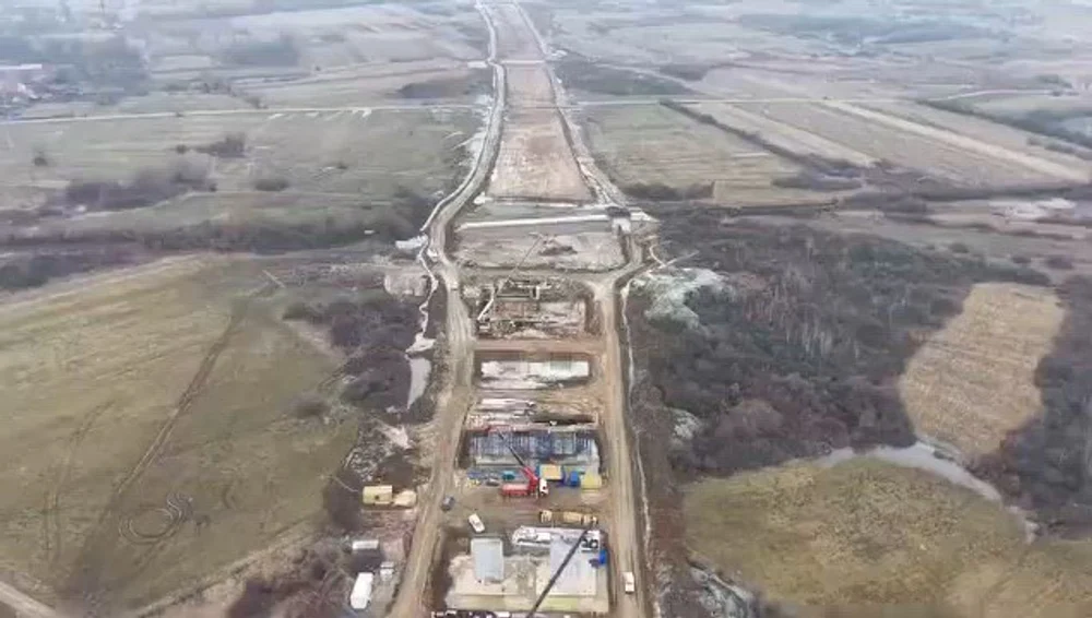 Pas important pe Autostrada Sibiu - Făgăraș: Au fost montate primele grinzi de beton pe tronsonul dintre Avrig și Arpașu de Jos