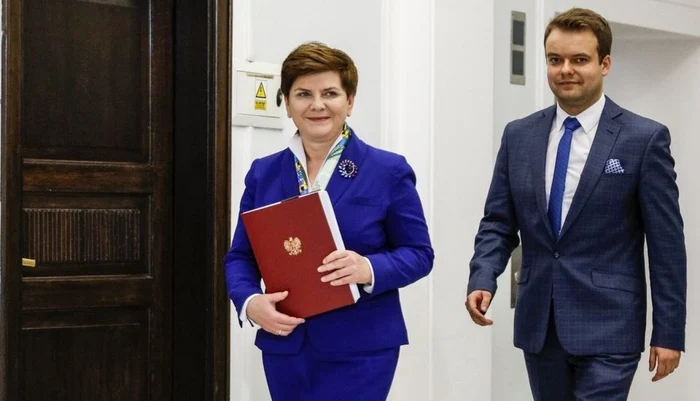 Premierul Poloniei, Beata Szydlo şi purtătorul său de cuvânt, Rafal Bochenek