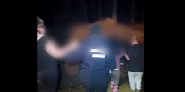 mama olandeza si copiii ei, salvati de jandarmi  FOTO captura Jandarmeia Romana png