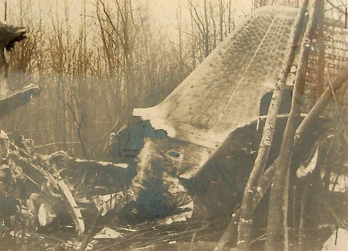 1957, noiembrie 4, Vnukovo. Fragmente ale avionului prăbușit în pădurea din apropierea aeroportului (© ANR, fond CC al PCR-Cancelarie, dosarul 50/1957, f. 73 v)