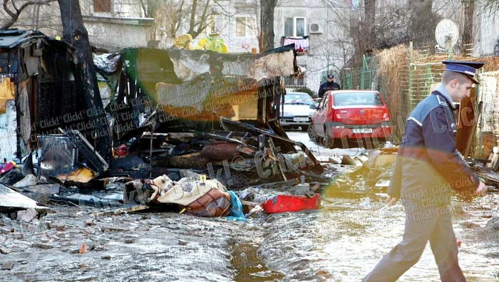 Aşa arăta baraca familiei Cozac după ce  pompierii au reuşit să stingă incendiul