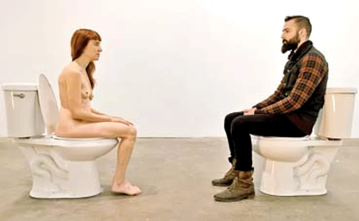 
    Lisa Levy a stat timp de  5 ore pe zi despuiată pe WC  într-o galerie de artăFoto: AFP  