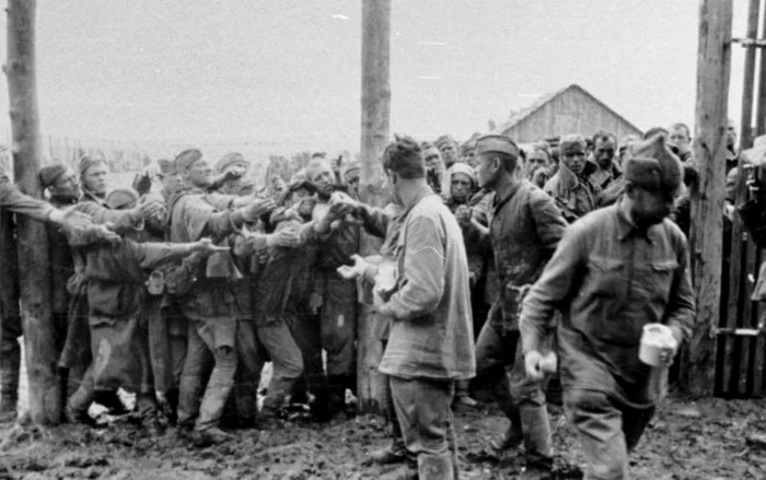 Un lagăr de prizonieri sovietici, în timpul împărţirii raţiei de pâine. FOTO: Bundesarchive. OCT. 1941