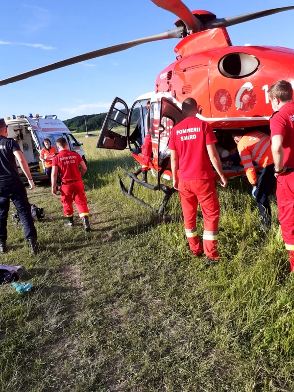 Elicopter SMURD pentru  un tânăr din Zătreni Vâlcea intrat în stop cardio-respirator după ce s-a înecat cu mâncare Foto Adevărul