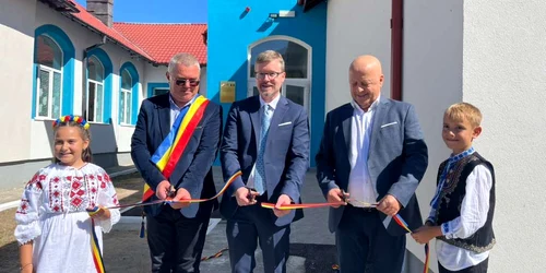 Primarul Sarichioi, Vitali Finoghen (stânga), Chargé d’affaires al Ambasadei SUA Michael Dickerson (centru), președintelui Consiliului Județean Tulcea, Horia Teodorescu (dreapta) jpg