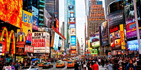 Spectacolul panourilor publicitare din Times Square este celebru în întreaga lume FOTO SHUTTERSTOCK