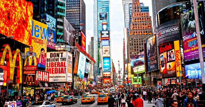 Spectacolul panourilor publicitare din Times Square este celebru în întreaga lume FOTO SHUTTERSTOCK