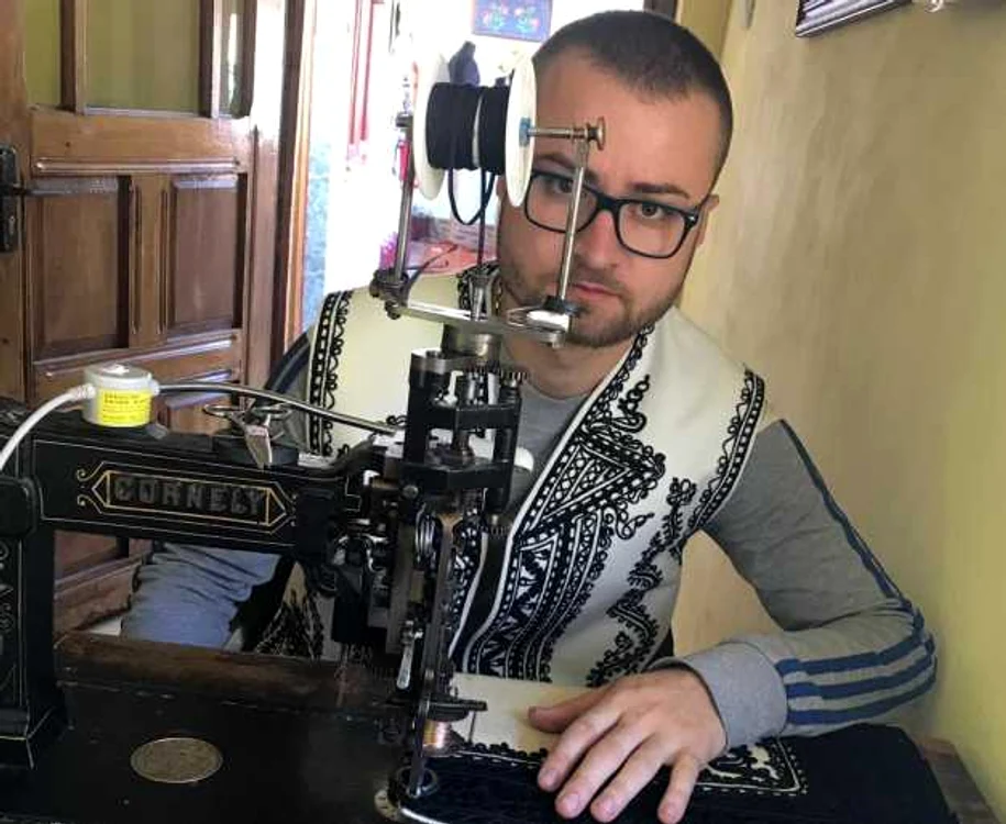 Cornel Moşoi are vârsta de 23 de ani şi este cel mai tânăr din meşter de costune populae