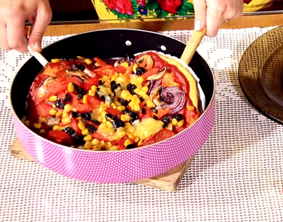 
    Așa arată pizza de post a Paulei Selingfoto: captură YouTube  