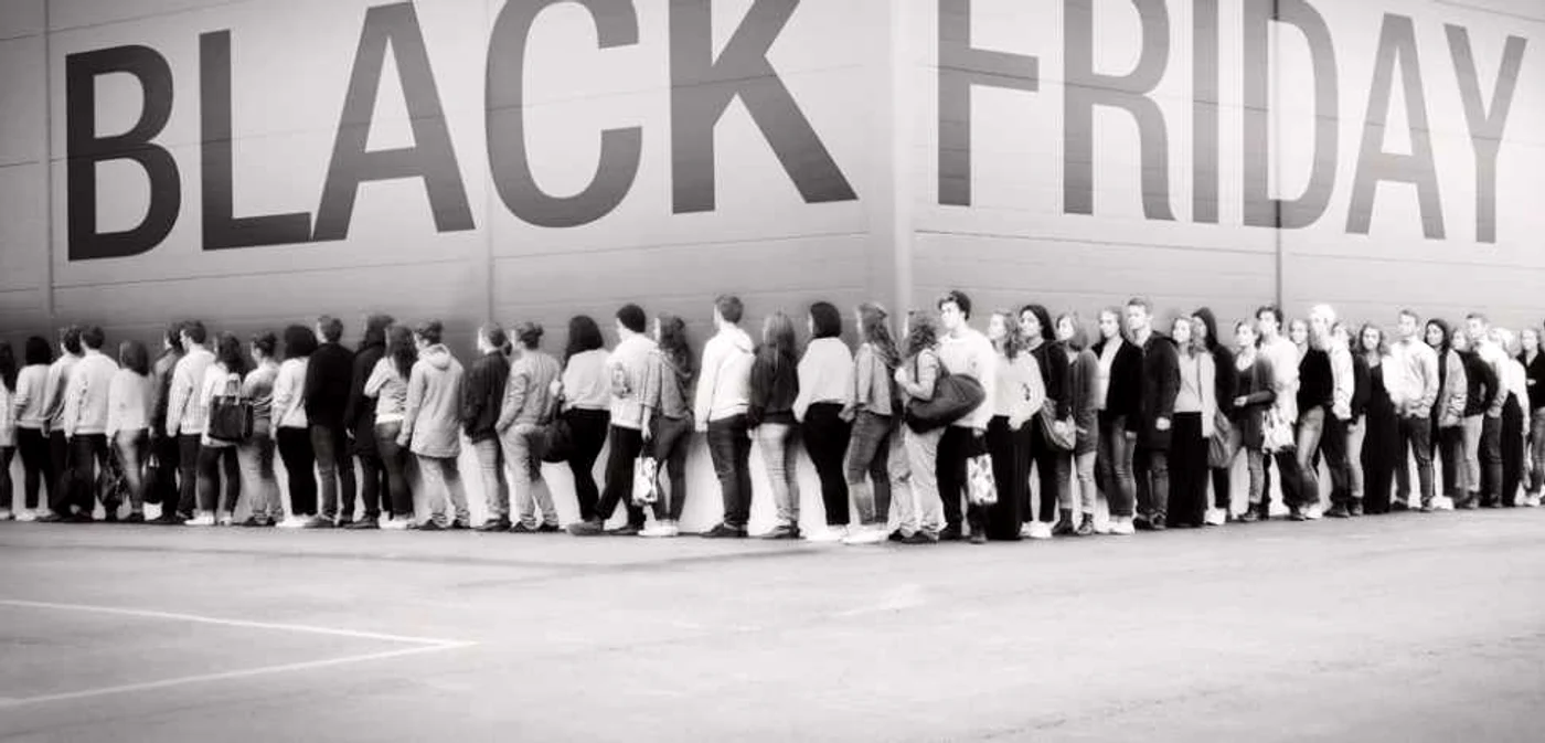 De Black Friday, cumpărătorii stau la coadă atât online, cât şi offline, la magazinele clasice. FOTO DigitalTrends