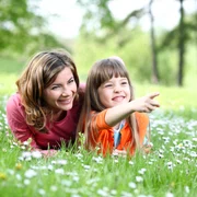 shutterstock vara primavara mama fiica copil femeie iarba flori bucurie natura poiana jpeg