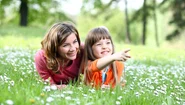 shutterstock vara primavara mama fiica copil femeie iarba flori bucurie natura poiana jpeg