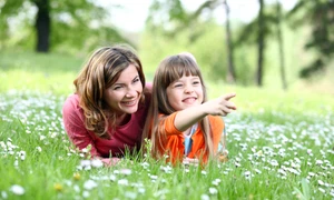 shutterstock vara primavara mama fiica copil femeie iarba flori bucurie natura poiana jpeg
