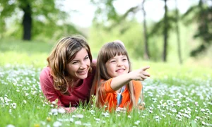 shutterstock vara primavara mama fiica copil femeie iarba flori bucurie natura poiana jpeg