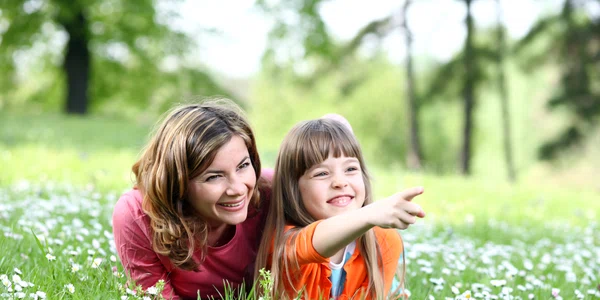 shutterstock vara primavara mama fiica copil femeie iarba flori bucurie natura poiana jpeg