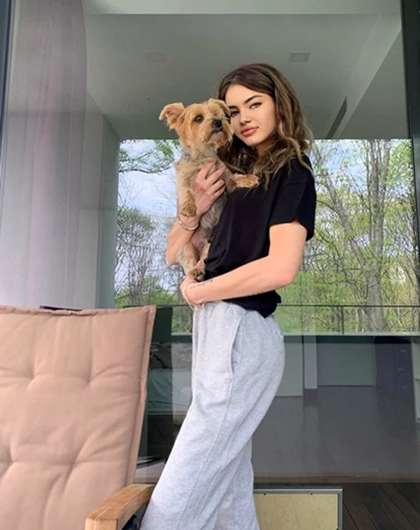 Ioana Boureanu, de nerecunoscut. Nu își mai "mărește" vârsta cu machiaj strident și haine prea sexy