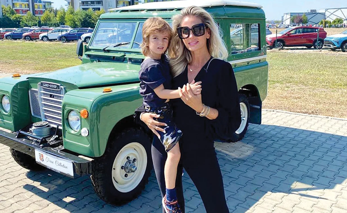 Andreea Bănică, 43 de ani, recunoaşte că băiatul ei Noah e foarte ”mămos”