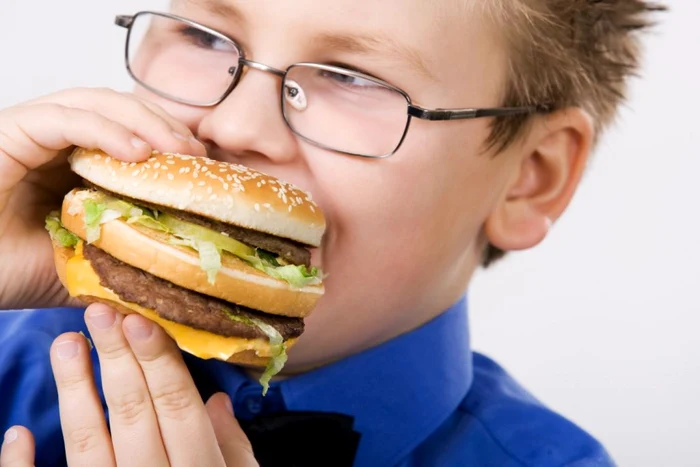 Alimentaţia nesănătoasă dublată de sedentarism creşte riscul apariţiei obezităţii la vârste fragede FOTO Shutterstock